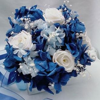 Buquê Hortênsia azul forte e azul clara rosas brancas naturais preservadas  – Flor de Cór – Flores Naturais Preservadas