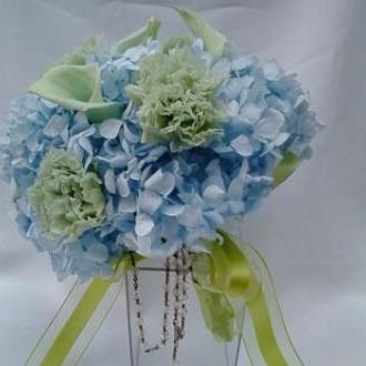 Buquê de noiva flores preservadas mini callas verdes e cravos com hortênsia  azul clara – Flor de Cór – Flores Naturais Preservadas