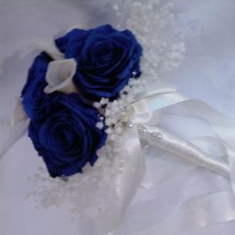 Buquê de noiva rosas azuis e mini copos de leite – Flor de Cór – Flores  Naturais Preservadas
