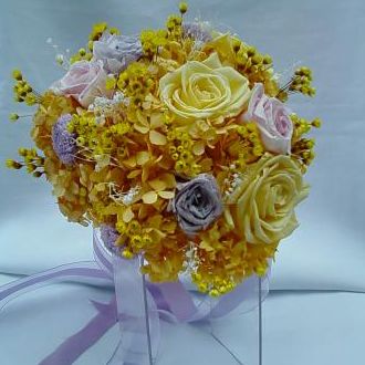 Buquê flores preservadas hortênsia amarela e rosas cor de rosa e lilás –  Flor de Cór – Flores Naturais Preservadas