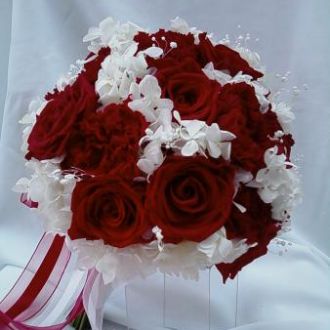 Buquê de noiva rosas e cravos vermelhos – Flor de Cór – Flores Naturais  Preservadas
