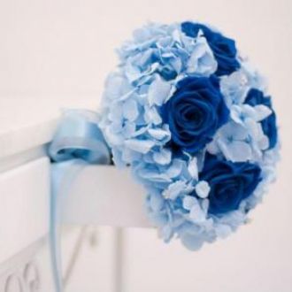 Buquê flores preservadas hortênsia azul clara e rosas azul forte – Flor de  Cór – Flores Naturais Preservadas