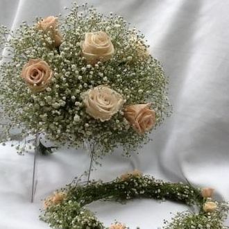 Buquê de noiva e coroa mosquitinho fresco e rosas preservadas – Flor de Cór  – Flores Naturais Preservadas