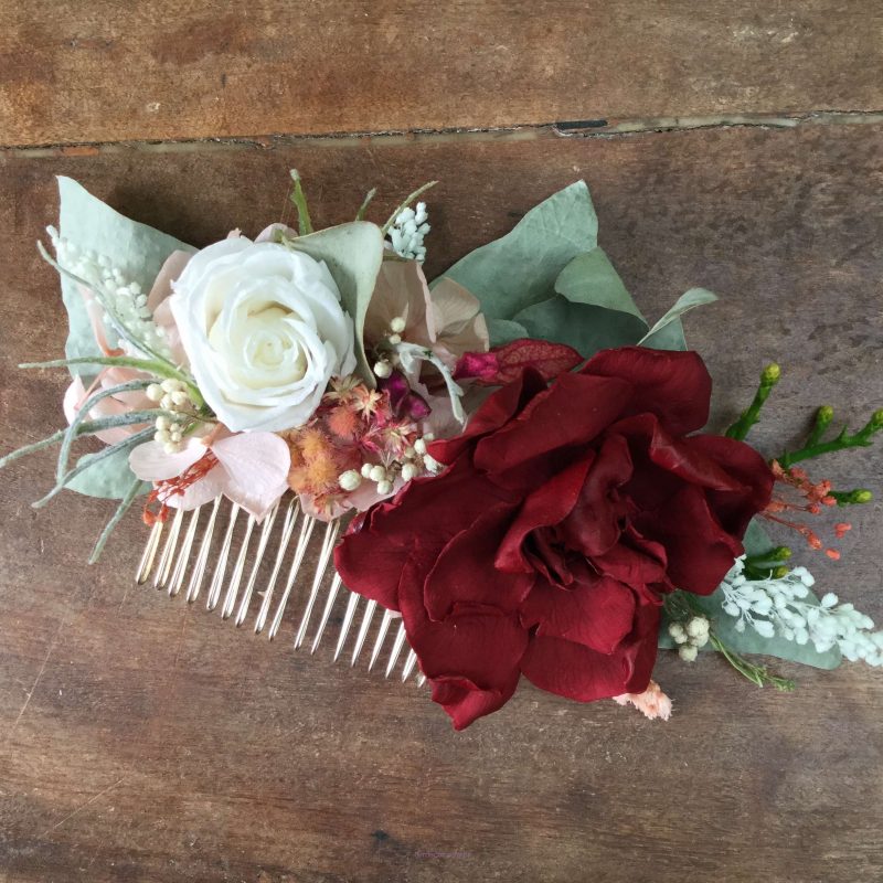 arranjo de cabelo branco e marsala de flores preservadas