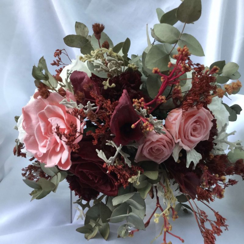 buquê flores preservadas em tons marsala, cor de rosa e branco