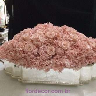 flores naturais preservadas em peça de prata