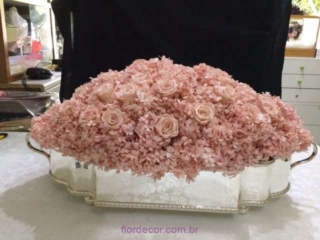 flores naturais preservadas em peça de prata