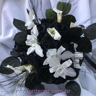 buquê rosas negras e orquídeas brancas