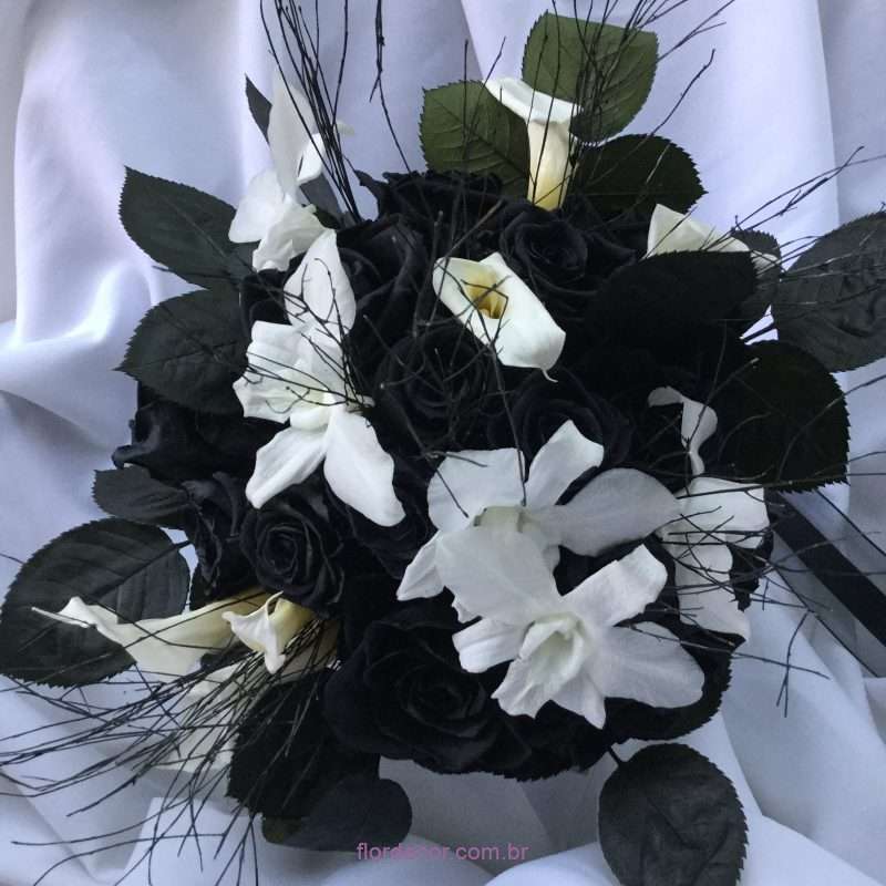 buquê rosas negras e orquídeas brancas