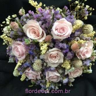 Buquê de flores desidratadas e preservadas