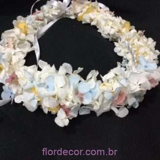 coroa multicolorida de hortênsias naturais preservadas