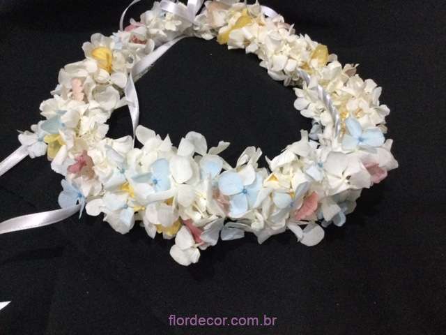 coroa multicolorida de hortênsias naturais preservadas